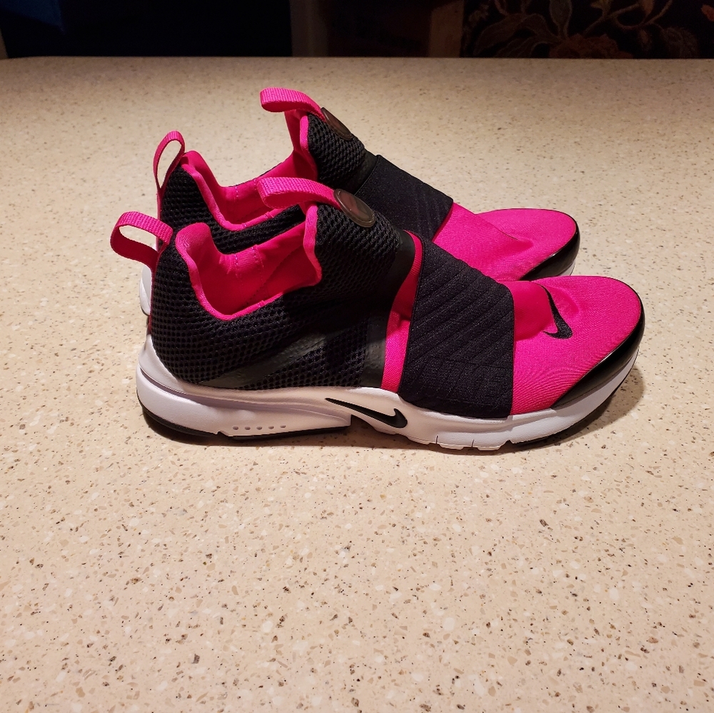Nike Pink and Black Shoes - Picture 3 of 16